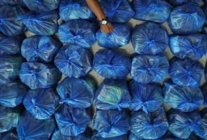 PEMULIH: Bantuan Bakul Makanan, dana RM300,000 kepada Ahli Parlimen diagih hari ini