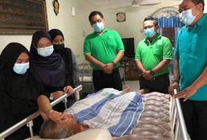 Tolak tawaran belajar di universiti demi jaga ibu bapa strok