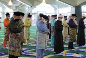 Yang di-Pertua Pulau Pinang solat sunat Aidilfitri di Masjid Negeri