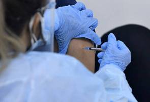 Pemberian vaksin COVID-19 berbeza hanya jika Jawatankuasa Teknikal berpuas hati – Khairy