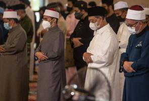 PM Muhyiddin sertai 300 jemaah tunai solat Aidiladha di Masjid Negara PM Muhyiddin sertai 300 jemaah tunai solat Aidiladha di Masjid Negara