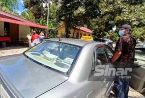 Penduduk Bota naik teksi percuma ke PPV Penduduk Bota naik teksi percuma ke PPV