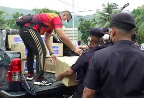 Polis Terengganu salur elaun COVID-19 kepada penduduk terjejas Polis Terengganu salur elaun COVID-19 kepada penduduk terjejas