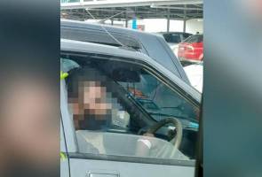 Tular lelaki bergelang putih pandu lalu di restoran makanan segera Tular lelaki bergelang putih pandu lalu di restoran makanan segera