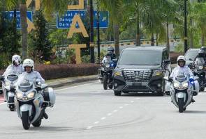 Perdana Menteri tiba di Istana Negara untuk menghadap Agong