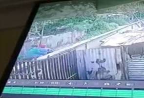 Bekas banduan samun wanita sedang tunggang motosikal Bekas banduan samun wanita sedang tunggang motosikal