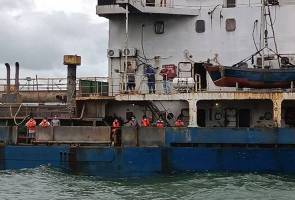 27 kru warga asing terselamat dalam insiden bot karam di Pulau Pisang 27 kru warga asing terselamat dalam insiden bot karam di Pulau Pisang