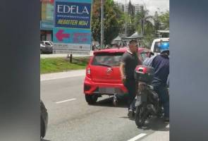 Polis buru 'samseng jalanan' sepak penunggang motosikal Polis buru 'samseng jalanan' sepak penunggang motosikal
