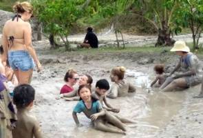 Bubbling mud attracts tourists to Limbang