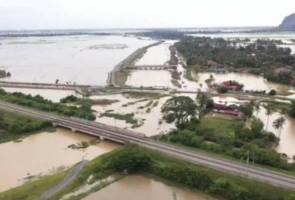 Air pasang besar: Rumah penduduk dinaiki air sehingga paras pinggang