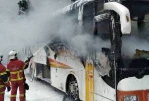 Bas bawa 44 pekerja kilang terima vaksin COVID-19 terbakar Bas bawa 44 pekerja kilang terima vaksin COVID-19 terbakar