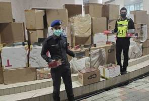 Polis rampas 6,910 karton rokok lari cukai Polis rampas 6,910 karton rokok lari cukai