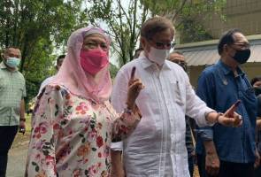 S'wak Polls: Abang Johari casts ballot in Satok