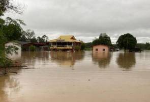 Banjir: Bot kecil selamatkan penghuni rumah agama di Segamat Banjir: Bot kecil selamatkan penghuni rumah agama di Segamat