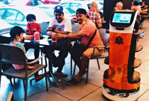 Restoran mamak guna robot layan pelanggan, tangani isu kekurangan pekerja Restoran mamak guna robot layan pelanggan, tangani isu kekurangan pekerja