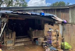 Banjir: Anggota APM teruskan tugas walau rumah sendiri ditenggelami air Banjir: Anggota APM teruskan tugas walau rumah sendiri ditenggelami air