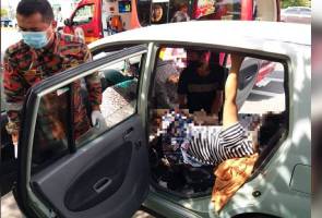 Pasukan bomba Sabah bantu wanita bersalin dalam kereta Pasukan bomba Sabah bantu wanita bersalin dalam kereta