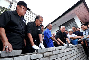 Perdana Menteri sertai aktiviti 'My Beautiful Malaysia' di Kampung Taman Medan Perdana Menteri sertai aktiviti 'My Beautiful Malaysia' di Kampung Taman Medan
