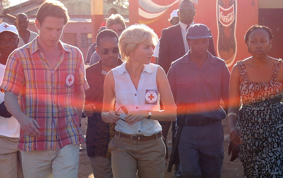 Naomi Watts menggambarkan Puteri Diana pada 1997 semasa membuat lawatan anti periuk api di Angola yang menunjukkan dedikasi beliau menggunakan kuasanya untuk membantu mereka yang dalam kesusahan. Naomi Watts menggambarkan Puteri Diana pada 1997 semasa membuat lawatan anti periuk api di Angola yang menunjukkan dedikasi beliau menggunakan kuasanya untuk membantu mereka yang dalam kesusahan.