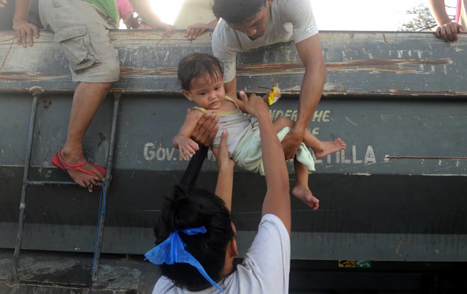 Mangsa yang dipindahkan pulang ke rumah masing-masing selepas Taufan Haiyan melanda Tacloban, di pulau Leyte pada 9 Nov., 2013. Taufan terkuat di dunia yang membadai Filipina itu mengakibatkan lebih 100 orang terkorban, menurut media tempatan. Mangsa yang dipindahkan pulang ke rumah masing-masing selepas Taufan Haiyan melanda Tacloban, di pulau Leyte pada 9 Nov., 2013. Taufan terkuat di dunia yang membadai Filipina itu mengakibatkan lebih 100 orang terkorban, menurut media tempatan.