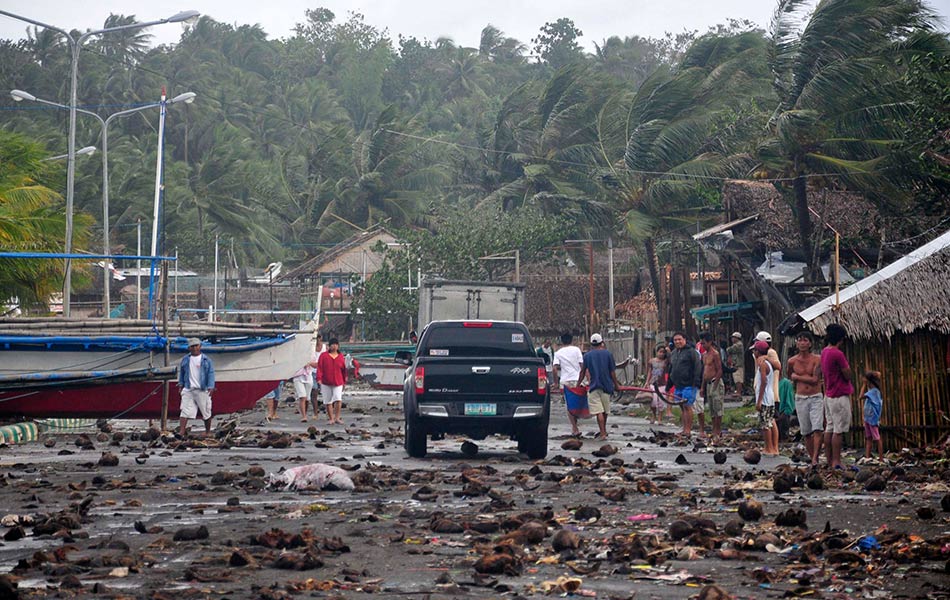 Biro cuaca tempatan melaporkan bacaan lebih rendah, iaitu 235 kilometer sejam di daerah Guiuan wilayah timur Samar. Biro cuaca tempatan melaporkan bacaan lebih rendah, iaitu 235 kilometer sejam di daerah Guiuan wilayah timur Samar.