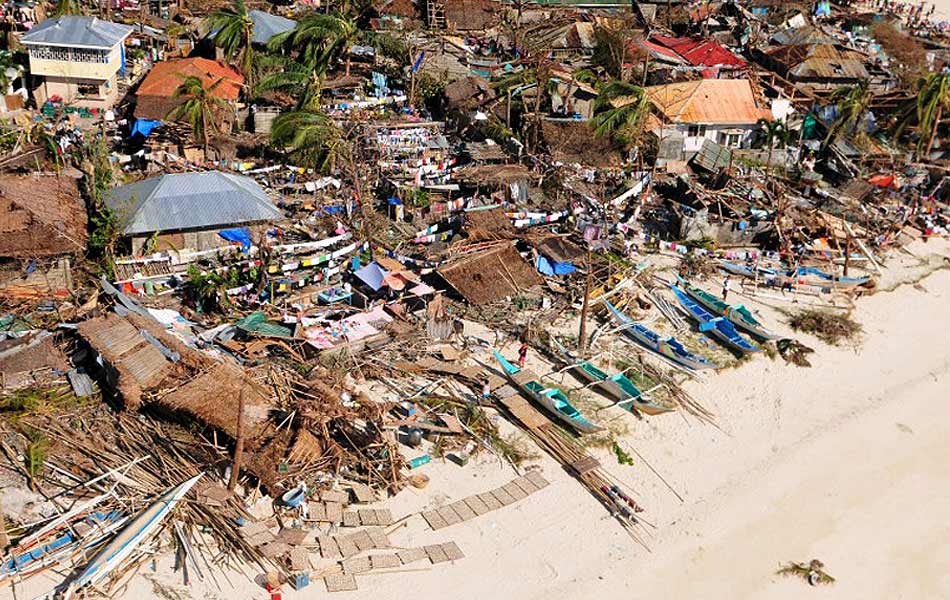 Pandangan udara menunjukkan kemusnahan susulan Taufan Haiyan yang telah membadai Iloilo di Filipina pada 9 Nov., 2013. Sekurang-kurangnya 100 orang maut dan beribu-ribu rumah ditenggelami air selepas taufan itu melanda. Pandangan udara menunjukkan kemusnahan susulan Taufan Haiyan yang telah membadai Iloilo di Filipina pada 9 Nov., 2013. Sekurang-kurangnya 100 orang maut dan beribu-ribu rumah ditenggelami air selepas taufan itu melanda.