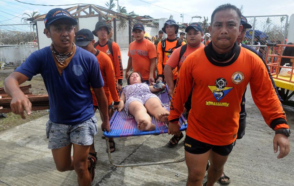 Para penyelamat sedang membantu seorang wanita yang ingin melahirkan anak di pusat perubatan Jabatan Kesihatan di lapangan terbang Tacloban selepas Taufan Haiyan membadai pulau Leyte pada 9 Nov., 2013. Para penyelamat sedang membantu seorang wanita yang ingin melahirkan anak di pusat perubatan Jabatan Kesihatan di lapangan terbang Tacloban selepas Taufan Haiyan membadai pulau Leyte pada 9 Nov., 2013.