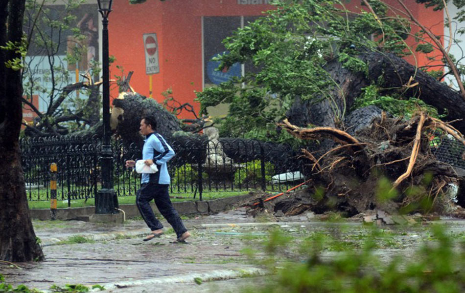 Seorang penduduk sedang berlari bagi menyelamatkan diri daripada Taufan Haiyan yang dikatakan paling merbahaya itu. Seorang penduduk sedang berlari bagi menyelamatkan diri daripada Taufan Haiyan yang dikatakan paling merbahaya itu.