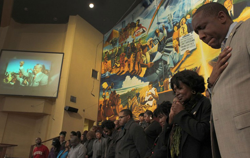 Ahli-ahli sebuah gereja First AME di Los Angeles berdoa untuk Nelson Mandela. David McNew/Getty Images/AFP Ahli-ahli sebuah gereja First AME di Los Angeles berdoa untuk Nelson Mandela. David McNew/Getty Images/AFP