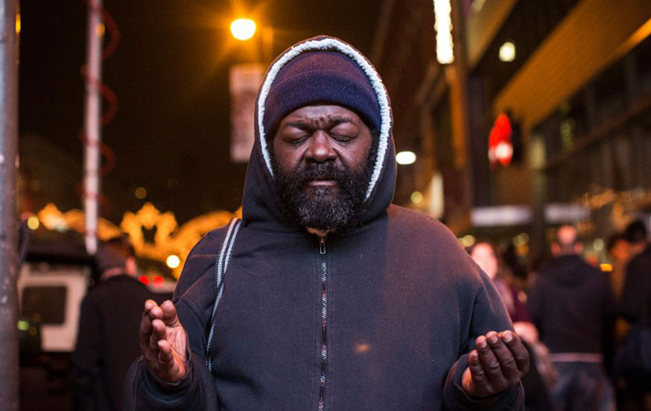 Seorang lelaki berdoa di Apollo Theater, yang mengumumkan kematian bekas Presiden Afrika Selatan dan juara hak-hak sivil Nelson Mandela - Andrew Burton/Getty Images/AFP Seorang lelaki berdoa di Apollo Theater, yang mengumumkan kematian bekas Presiden Afrika Selatan dan juara hak-hak sivil Nelson Mandela - Andrew Burton/Getty Images/AFP