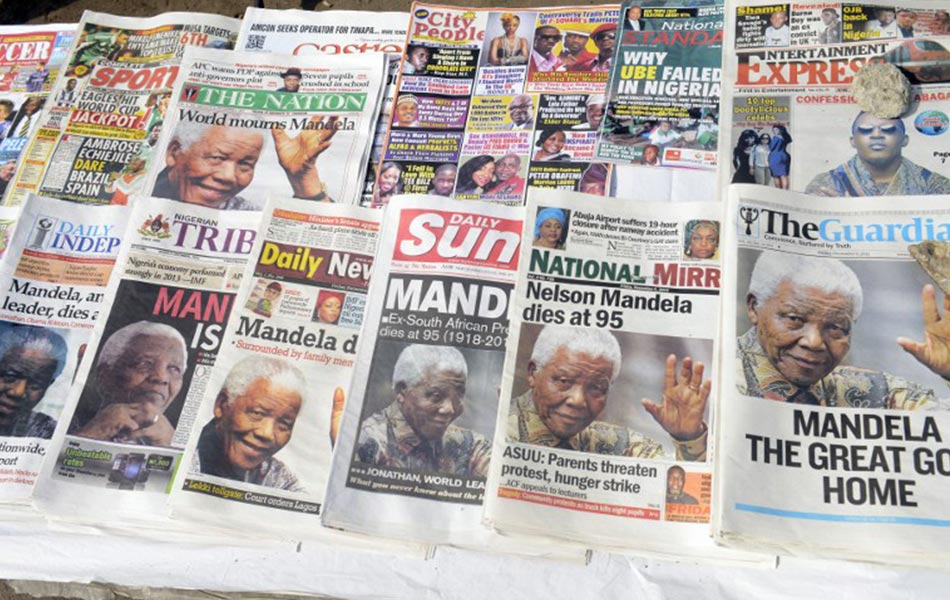 Kebanyakkan suratkhabar yang dijual di Lagos menerbitkan berita kematian Presiden Nelson Mandela sebagai berita muka pertama. AFP PHOTO/ PIUS UTOMI EKPEI Kebanyakkan suratkhabar yang dijual di Lagos menerbitkan berita kematian Presiden Nelson Mandela sebagai berita muka pertama. AFP PHOTO/ PIUS UTOMI EKPEI