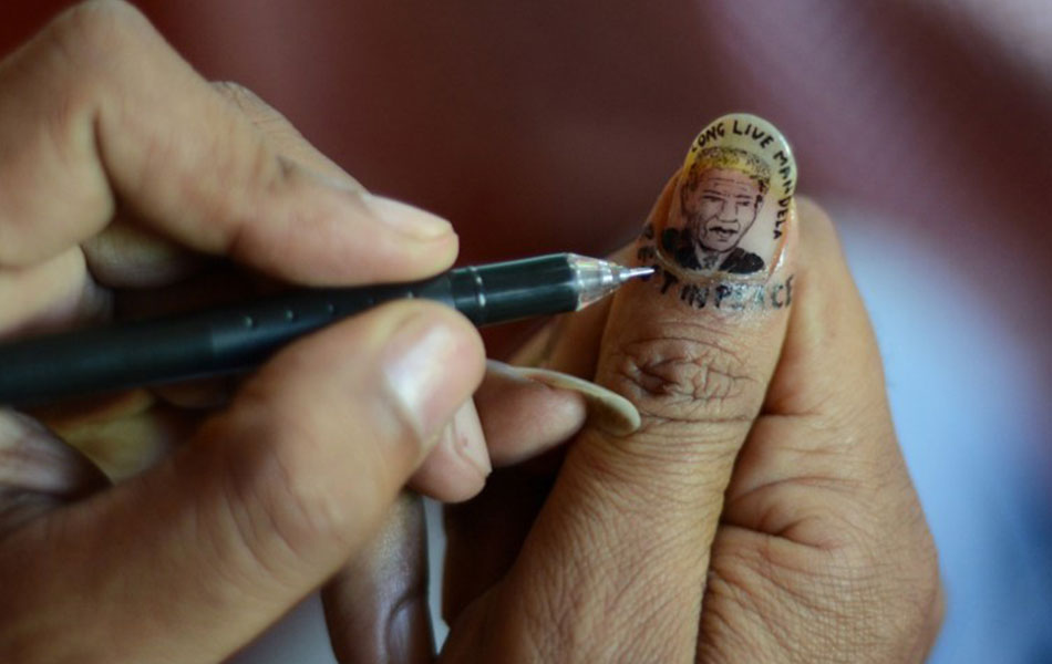 Seorang artis India melukis potret kecil bekas Presiden Afrika Selatan Nelson Mandela ke atas kukunya sebagai penghormatan terakhir bagi Mandela -AFP PHOTO/Diptendu DUTTA Seorang artis India melukis potret kecil bekas Presiden Afrika Selatan Nelson Mandela ke atas kukunya sebagai penghormatan terakhir bagi Mandela -AFP PHOTO/Diptendu DUTTA