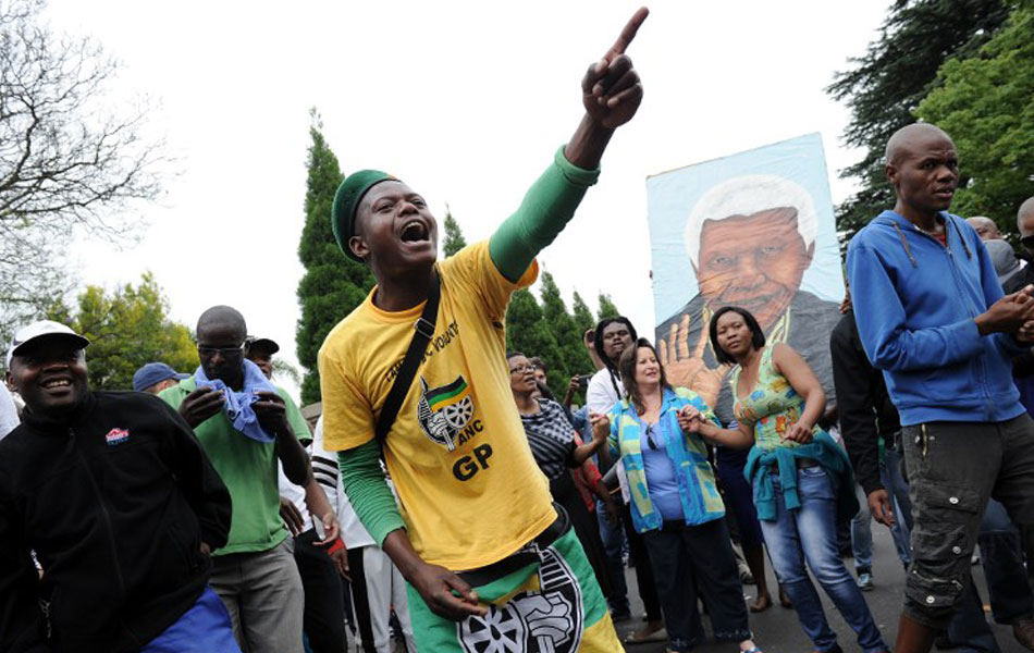 Seorang lelaki tidak dapat menyembunyikan perasaan sedihnya sejurus selepas mendengar berita kematian Presiden Afrika Selatan, Nelson Mandela. -AFP PHOTO/STEPHANE DE SAKUTIN Seorang lelaki tidak dapat menyembunyikan perasaan sedihnya sejurus selepas mendengar berita kematian Presiden Afrika Selatan, Nelson Mandela. -AFP PHOTO/STEPHANE DE SAKUTIN
