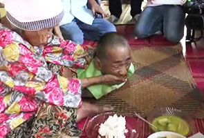 Ibu tunggal lanjut usia setia urus anak cacat kekal Ibu tunggal lanjut usia setia urus anak cacat kekal