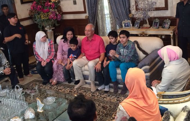 Aishah Azizul Raheem, Ammar, Adam and Arif with Najib AishahAzizul Raheem, Ammar, Adam and Arif with Najib