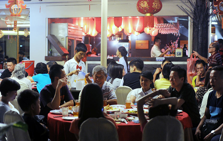 Hari kelapan Tahun Baru Cina merupakan hari sebelum sambutan kelahiran Maharaja Jade berlangsung selain mengadakan makan malam istimewa bersama keluarga bagi memberi penghormatan kepada Yu Huang, pemerintah syurga. Hari kelapan Tahun Baru Cina merupakan hari sebelum sambutan kelahiran Maharaja Jade berlangsung selain mengadakan makan malam istimewa bersama keluarga bagi memberi penghormatan kepada Yu Huang, pemerintah syurga.