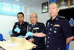 Polis cekup tiga pengawal keselamatan miliki dadah Polis cekup tiga pengawal keselamatan miliki dadah
