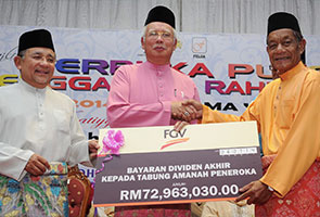 Peneroka Felda dapat dividen RM72.9 juta Jumaat Peneroka Felda dapat dividen RM72.9 juta Jumaat