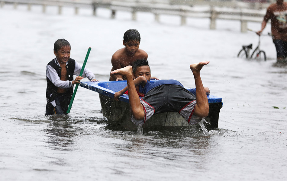 Kanak-kanak bergurau bersama dengan menggunakan sebuah tab mandi di Navotas. Taufan Rammasun melanda Filipina di kebanyakan kawasan sehingga terputus bekalan kuasa kecuali di Manila dan beberapa wilayah di Utara. -AP Photo/Aaron Favila Kanak-kanak bergurau bersama dengan menggunakan sebuah tab mandi di Navotas. Taufan Rammasun melanda Filipina di kebanyakan kawasan sehingga terputus bekalan kuasa kecuali di Manila dan beberapa wilayah di Utara. -AP Photo/Aaron Favila