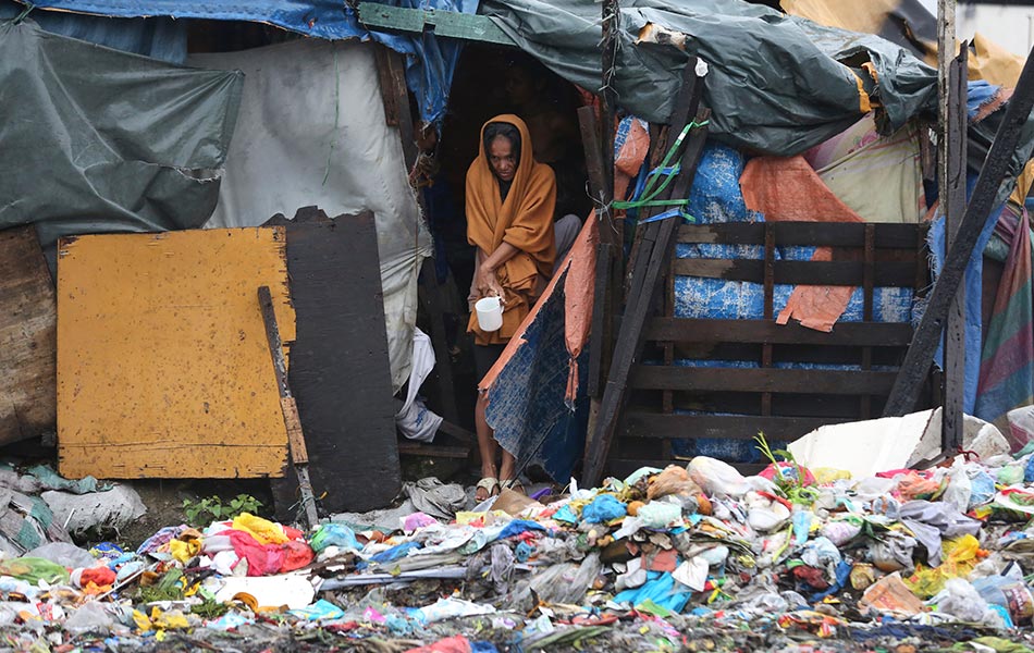 Seorang wanita Filipina membalut tubuhnya dengan selimut untuk kekal panas dari dalam rumah setinggannya di kawasan luar bandar Navotas, Filipina. -AP Photo/Aaron Favila Seorang wanita Filipina membalut tubuhnya dengan selimut untuk kekal panas dari dalam rumah setinggannya di kawasan luar bandar Navotas, Filipina. -AP Photo/Aaron Favila