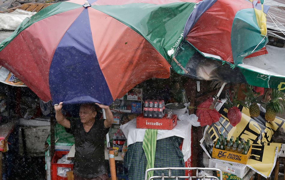 Seorang lelaki menahan payung besar yang diletakkan di hadapan kedainya daripada diterbangkan angin taufan Rammasun yagn kuat. Taufan Rammasun ini juga dikenali sebagai Glenda oleh penduduk setempat di Filipina. - AP Photo/Bullit Marquez Seorang lelaki menahan payung besar yang diletakkan di hadapan kedainya daripada diterbangkan angin taufan Rammasun yagn kuat. Taufan Rammasun ini juga dikenali sebagai Glenda oleh penduduk setempat di Filipina. - AP Photo/Bullit Marquez