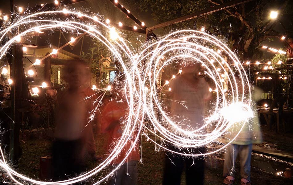 Playing with Firework | Aidilfitri preparations underway | Foto ...