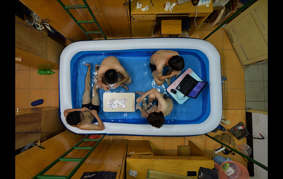 Gambar yang diambil pada 5 Ogos, 2014 ini menunjukkan pelajar kolej menyejukkan diri di dalam kolam boleh kembung di bilik asrama mereka ketika musim panas di Wuhan, apabila cuaca mencapai 37 darjah Celsius di seluruh wilayah Hubei di tengah China. Foto AFP Gambar yang diambil pada 5 Ogos, 2014 ini menunjukkan pelajar kolej menyejukkan diri di dalam kolam boleh kembung di bilik asrama mereka ketika musim panas di Wuhan, apabila cuaca mencapai 37 darjah Celsius di seluruh wilayah Hubei di tengah China. Foto AFP