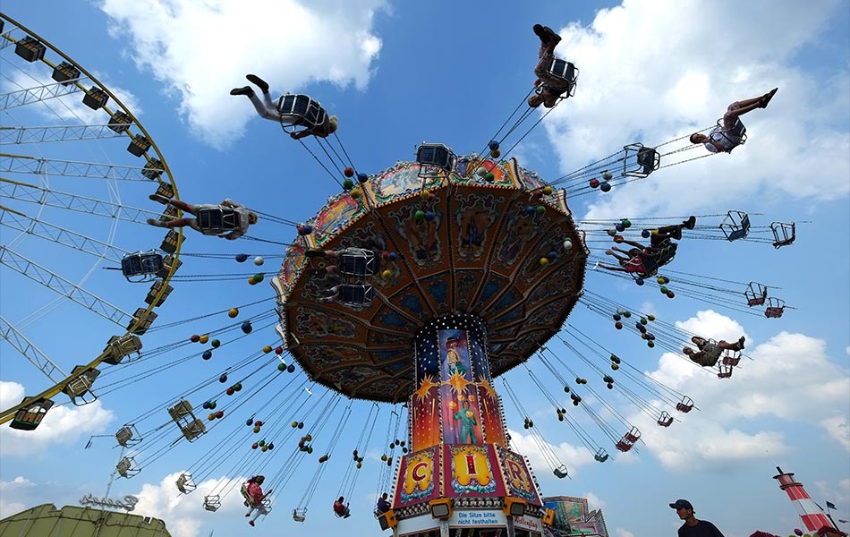 Pengunjung teruja menaiki kerusi pusing di pesta tahunan Cranger Kirmes di Herne, barat Jerman, pada 7 Ogos, 2014. Foto AFP / PATRIK STOLLARZ Pengunjung teruja menaiki kerusi pusing di pesta tahunan Cranger Kirmes di Herne, barat Jerman, pada 7 Ogos, 2014. Foto AFP / PATRIK STOLLARZ