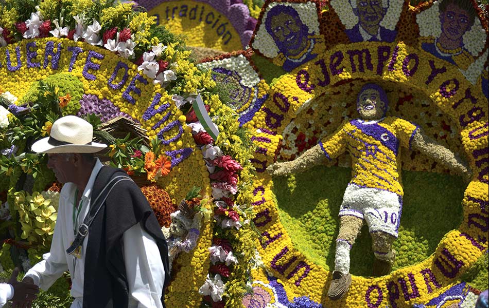 Paparan susunan bunga menggambarkan pemain pasukan kebangsaan Colombia, James Rodriguez ketika perbarisan tradisional Silleteros yang menjadi sebahagian acara Pesta Bunga di Medellin, jabatan Antioquia, Colombia pada 10 Ogos, 2014. Foto AFP/Raul ARBOLEDA Paparan susunan bunga menggambarkan pemain pasukan kebangsaan Colombia, James Rodriguez ketika perbarisan tradisional Silleteros yang menjadi sebahagian acara Pesta Bunga di Medellin, jabatan Antioquia, Colombia pada 10 Ogos, 2014. Foto AFP/Raul ARBOLEDA