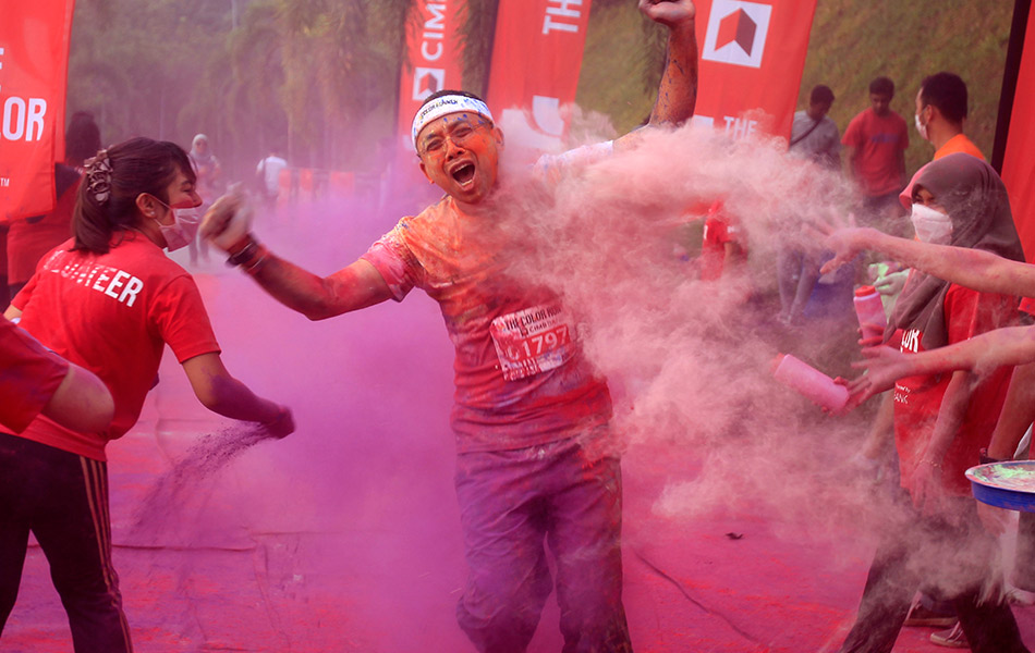 Seorang peserta disembur dengan serbuk warna semasa melepasi sebuah stesen warna ketika mengambil bahagian dalam acara Larian Warna 5km di Kuala Lumpur, Ahad, 17 Ogos, 2014. (AP Photo/Lai Seng Sin) Seorang peserta disembur dengan serbuk warna semasa melepasi sebuah stesen warna ketika mengambil bahagian dalam acara Larian Warna 5km di Kuala Lumpur, Ahad, 17 Ogos, 2014. (AP Photo/Lai Seng Sin)