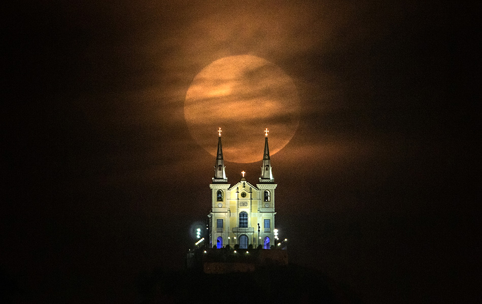 Gambar menunjukkan gereja Nossa Senhora da Penha di Rio de Janeiro, Brazil, berlatarbelakangkan bulan penuh pada 10 Ogos, 2014. Pada ketika ini, bulan berada paling dekat dengan bumi. Pakar menamakan fenomena ini supermoon atau perigi. Foto AFP / YASUYOSHI CHIBA Gambar menunjukkan gereja Nossa Senhora da Penha di Rio de Janeiro, Brazil, berlatarbelakangkan bulan penuh pada 10 Ogos, 2014. Pada ketika ini, bulan berada paling dekat dengan bumi. Pakar menamakan fenomena ini supermoon atau perigi. Foto AFP / YASUYOSHI CHIBA