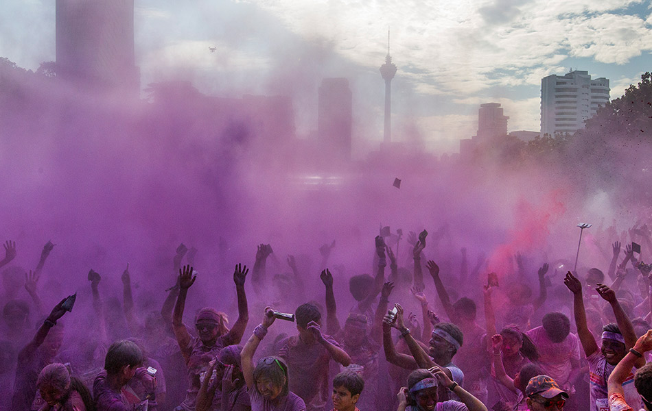 Para peserta melempar serbuk warna sesama sendiri ketika acara Larian Warna berlangsung di Kuala Lumpur, 17 Ogos 2014. EPA/AZHAR RAHIM Para peserta melempar serbuk warna sesama sendiri ketika acara Larian Warna berlangsung di Kuala Lumpur, 17 Ogos 2014. EPA/AZHAR RAHIM
