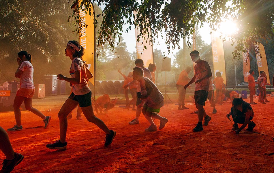 Peserta melepasi sebuah stesen warna ketika Larian Warna di Kuala Lumpur, 17 Ogos 2014. EPA/AZHAR RAHIM Peserta melepasi sebuah stesen warna ketika Larian Warna di Kuala Lumpur, 17 Ogos 2014. EPA/AZHAR RAHIM
