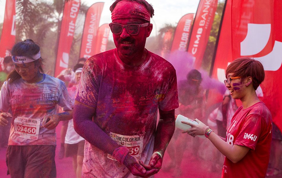 Peserta melepasi stesen warna ketika menyertai acara Larian Warna di Kuala Lumpur, 17 Ogos 2014. EPA/AZHAR RAHIM Peserta melepasi stesen warna ketika menyertai acara Larian Warna di Kuala Lumpur, 17 Ogos 2014. EPA/AZHAR RAHIM